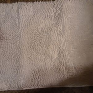 White plush bathroom rug